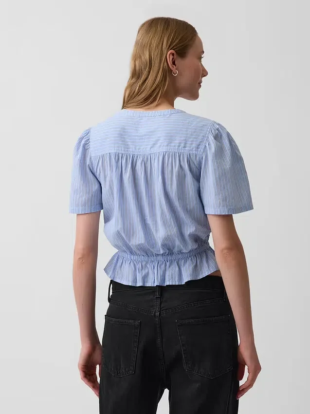 Blusa corta con peplum y cierre frontal de botones