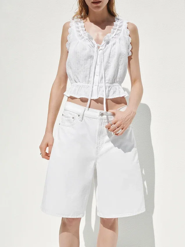 Blusa corta con peplum y lazo frontal con ojales