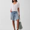 Blusa corta con pinzas y mangas hasta el codo