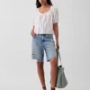 Blusa corta con pinzas y mangas hasta el codo