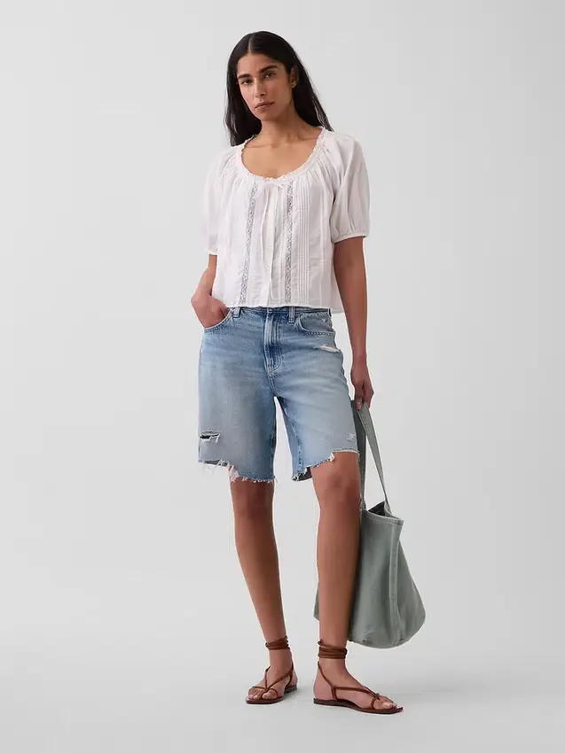 Blusa corta con pinzas y mangas hasta el codo