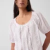 Blusa corta con pinzas y mangas hasta el codo