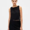 Blusa corta de encaje con cuello de barco