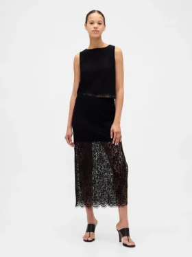 Blusa corta de encaje con cuello de barco