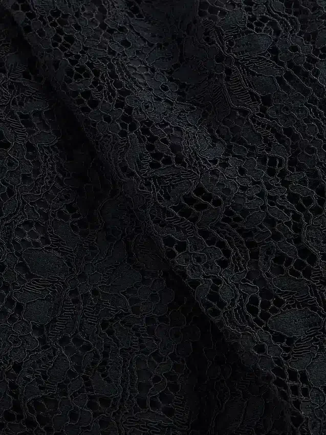 Blusa corta de encaje con cuello de barco