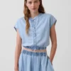 Blusa corta de mezclilla con mangas casquillo y botones al frente