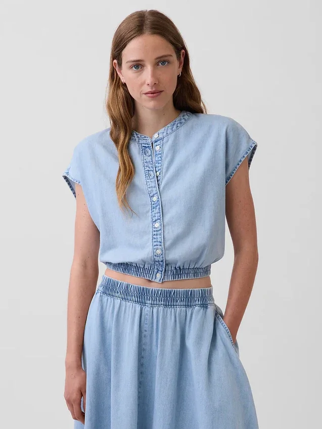 Blusa corta de mezclilla con mangas casquillo y botones al frente