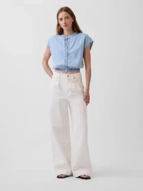 Blusa corta de mezclilla con mangas casquillo y botones al frente