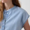 Blusa corta de mezclilla con mangas casquillo y botones al frente
