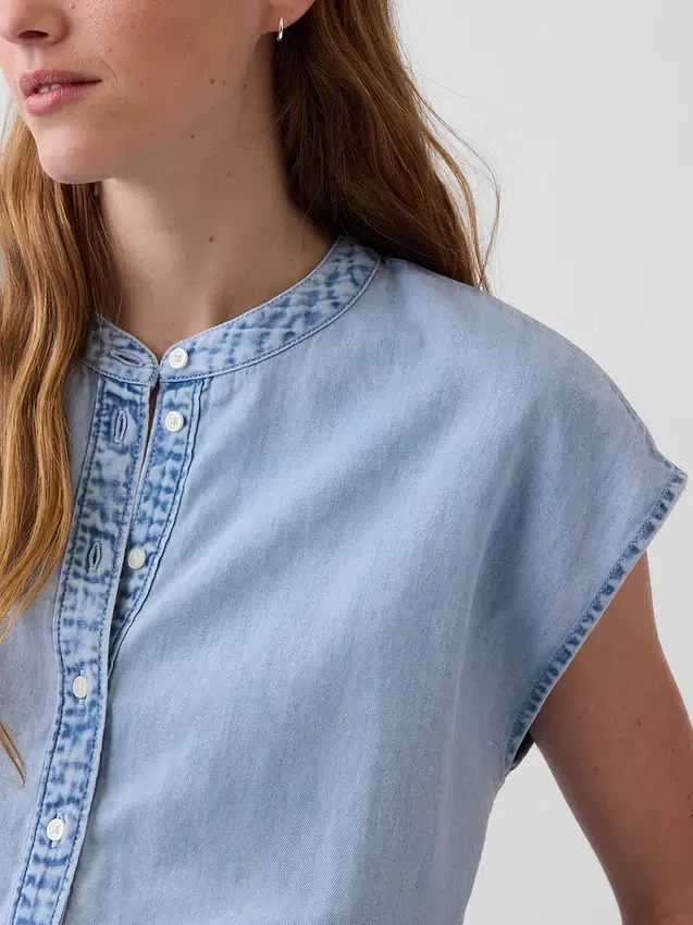 Blusa corta de mezclilla con mangas casquillo y botones al frente