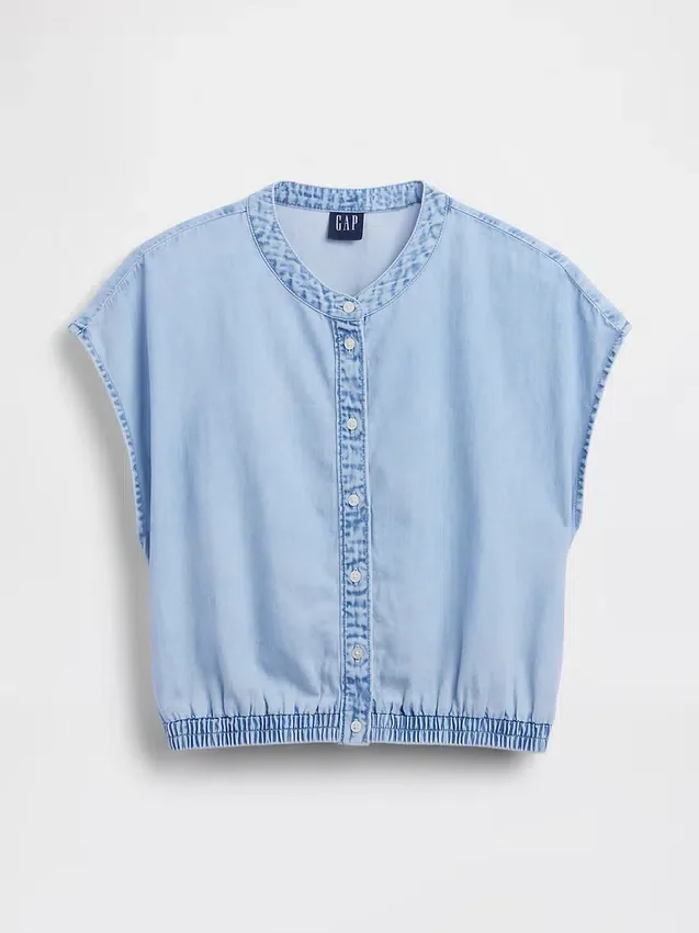 Blusa corta de mezclilla con mangas casquillo y botones al frente