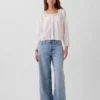 Blusa de cuello cuadrado con ribete de encaje
