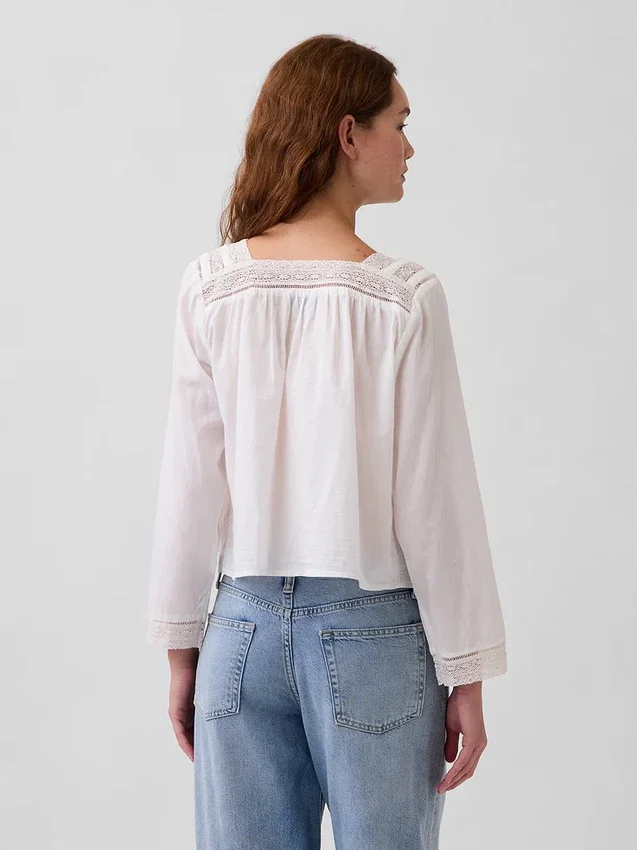 Blusa de cuello cuadrado con ribete de encaje