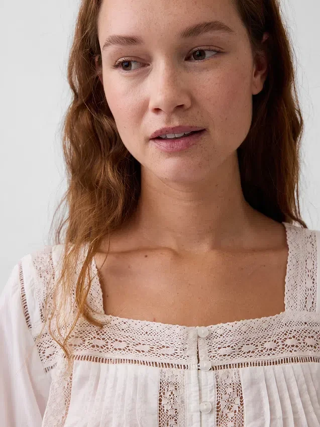 Blusa de cuello cuadrado con ribete de encaje