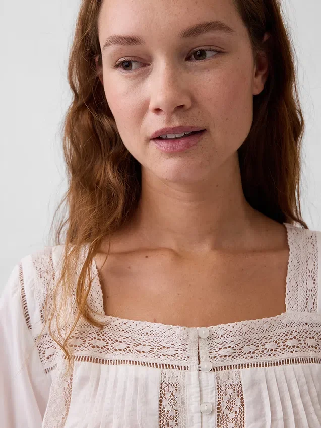 Blusa de cuello cuadrado con ribete de encaje
