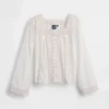 Blusa de cuello cuadrado con ribete de encaje