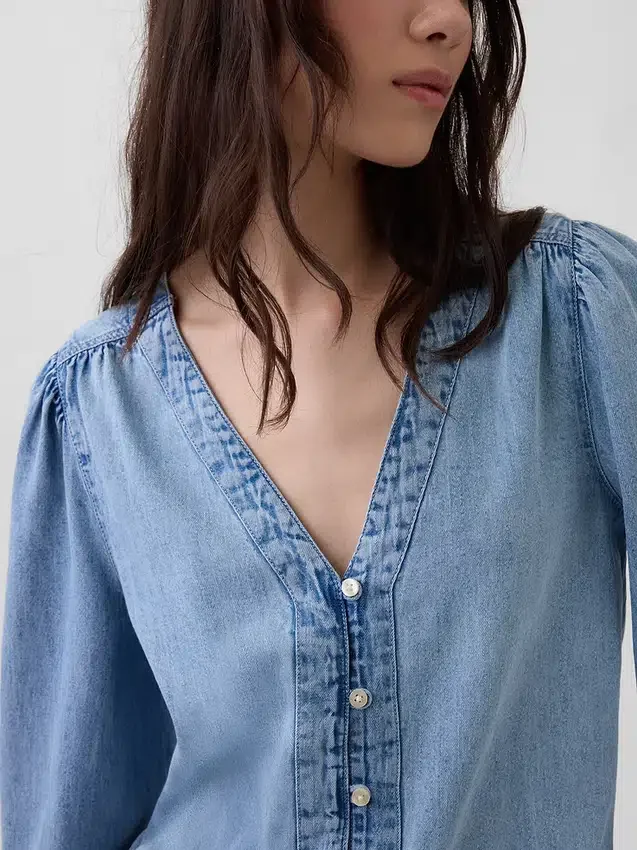 Blusa de mezclilla con mangas abullonadas
