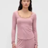 Blusa de pijama con ribete de encaje y patrón de mini acanalado