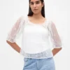 Blusa de tul transparente con bordados