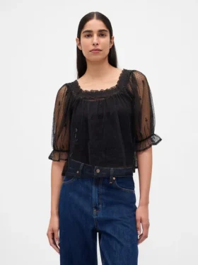 Blusa de tul transparente con bordados