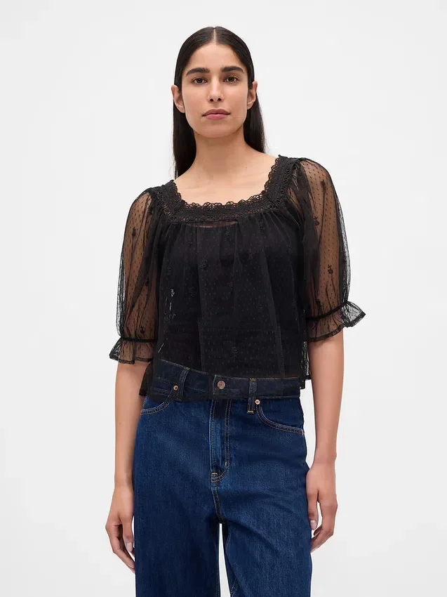 Blusa de tul transparente con bordados