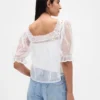 Blusa de tul transparente con bordados