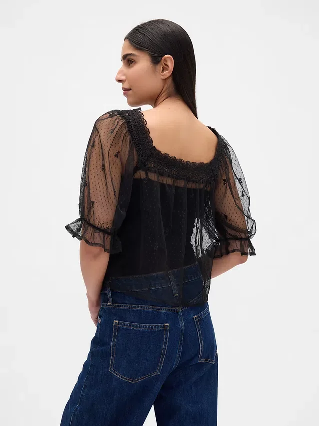 Blusa de tul transparente con bordados