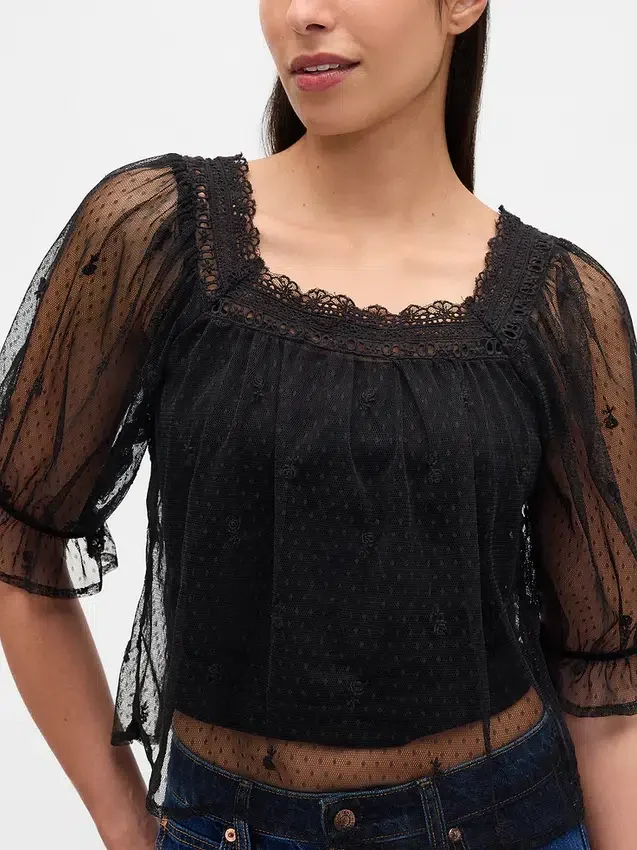 Blusa de tul transparente con bordados