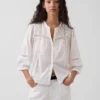 Blusa holgada con cierre de botones y ribete de encaje