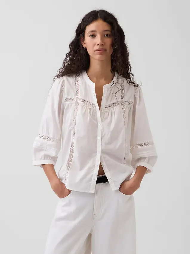 Blusa holgada con cierre de botones y ribete de encaje