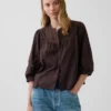 Blusa holgada con cierre de botones y ribete de encaje