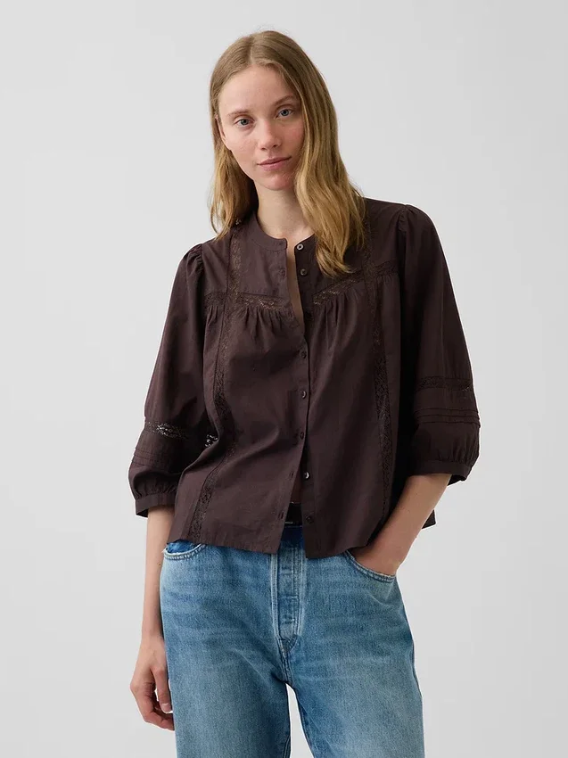 Blusa holgada con cierre de botones y ribete de encaje