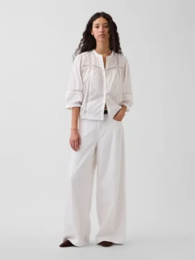 Blusa holgada con cierre de botones y ribete de encaje