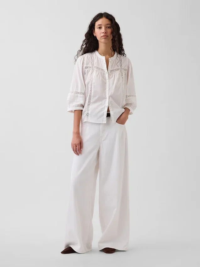 Blusa holgada con cierre de botones y ribete de encaje