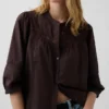 Blusa holgada con cierre de botones y ribete de encaje