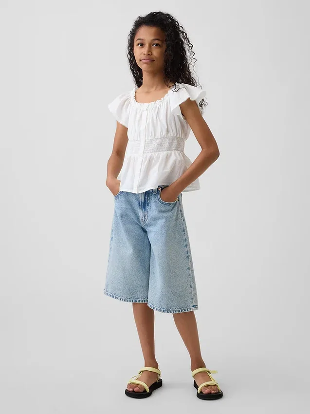 Blusa infantil con mangas con volantes y botones al frente