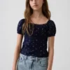 Blusa infantil de mangas abullonadas con ribete de encaje