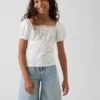 Blusa infantil de mangas abullonadas con ribete de encaje