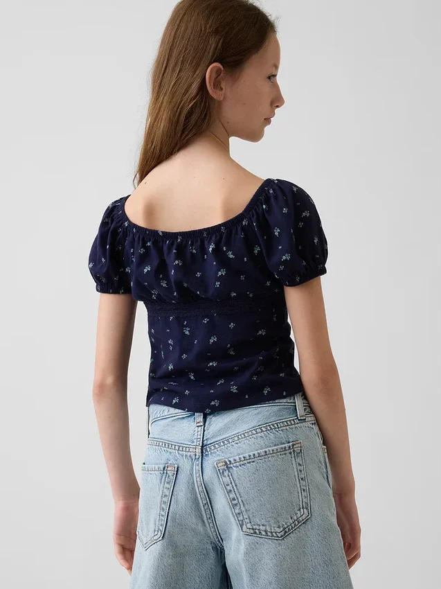 Blusa infantil de mangas abullonadas con ribete de encaje