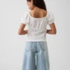 Blusa infantil de mangas abullonadas con ribete de encaje
