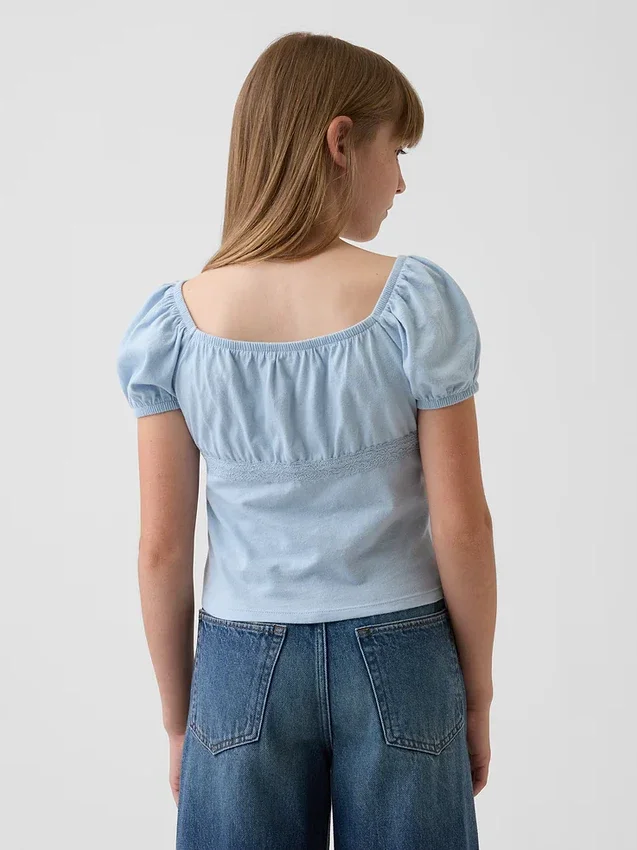 Blusa infantil de mangas abullonadas con ribete de encaje
