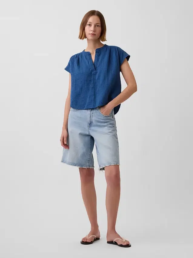 Blusa oversize de gasa de algodón con cuello abierto