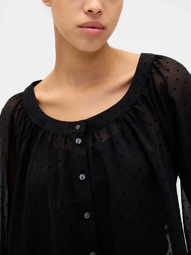 Blusa transparente con botones al frente