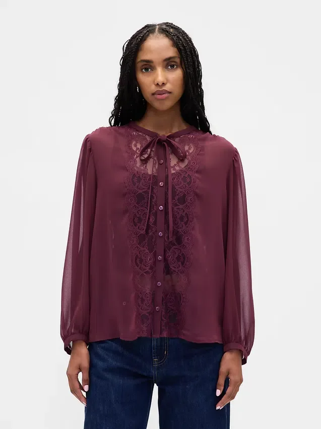 Blusa transparente con inserciones de encaje reciclado y cuello con lazo