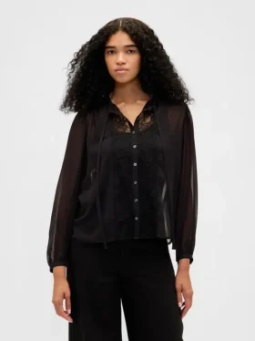Blusa transparente con inserciones de encaje reciclado y cuello con lazo