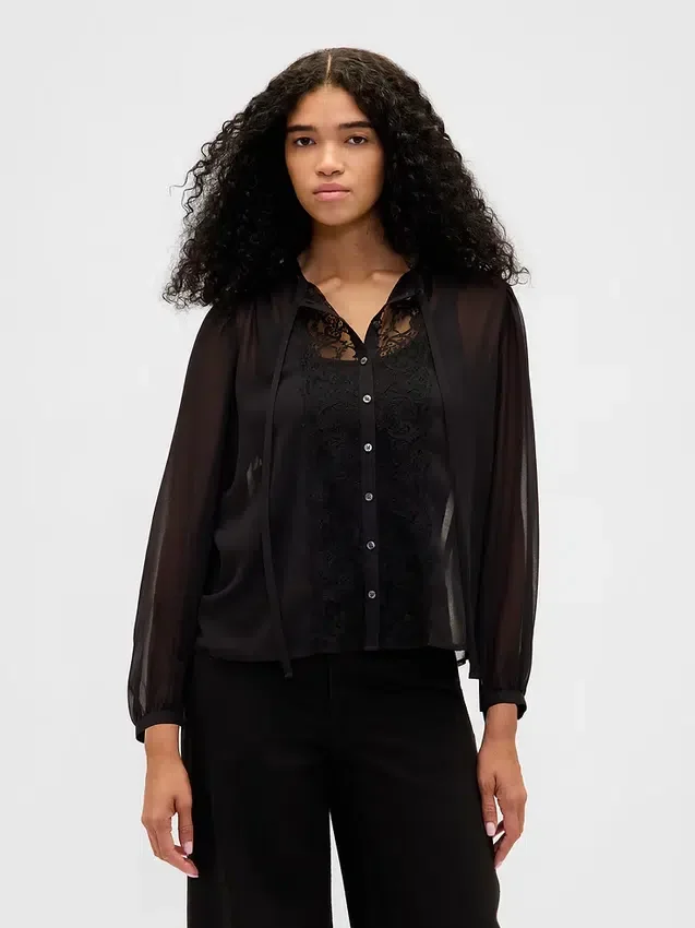Blusa transparente con inserciones de encaje reciclado y cuello con lazo