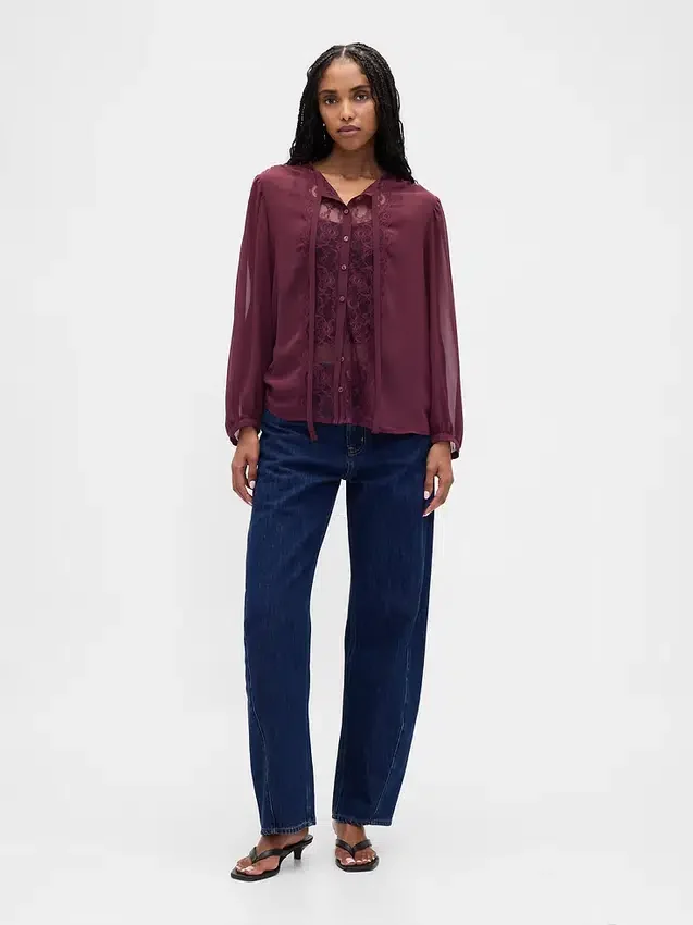Blusa transparente con inserciones de encaje reciclado y cuello con lazo