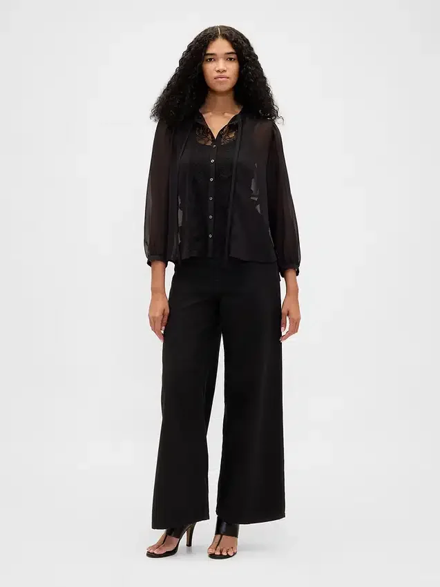 Blusa transparente con inserciones de encaje reciclado y cuello con lazo