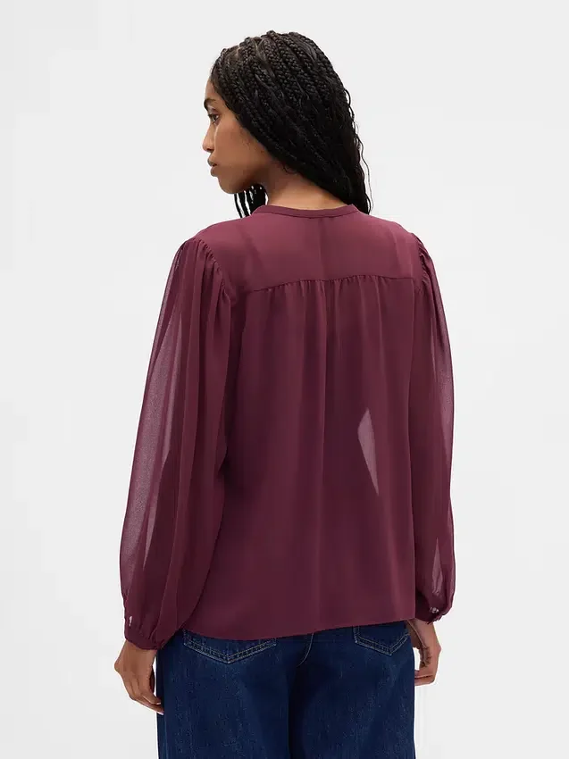 Blusa transparente con inserciones de encaje reciclado y cuello con lazo