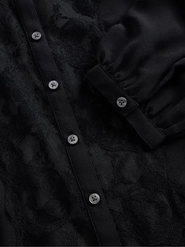 Blusa transparente con inserciones de encaje reciclado y cuello con lazo